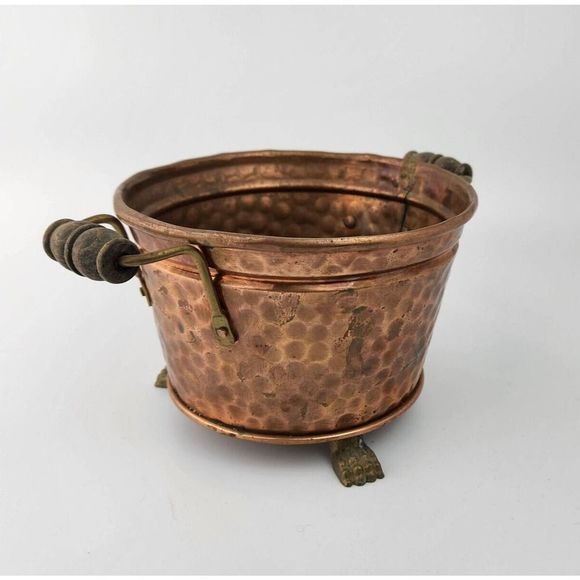 Vintage hammered copper pot, two wood handles & 3 paw feet, handcrafted - Picture 5 of 10